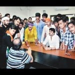 प्राचार्य डा. मानवेंद्र सिंह का घेराव करते एबीवीपी के पदाधिकारी। 