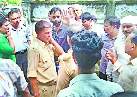 Workers of saffron sugar mill Death in the machine