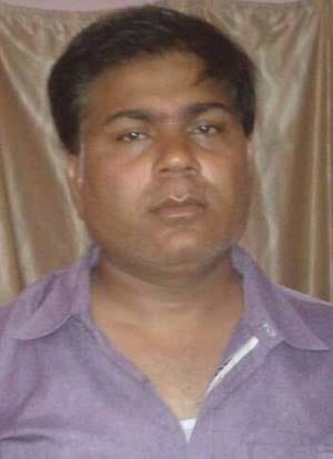 2.5 lakh and jewelery looted from bullion trader