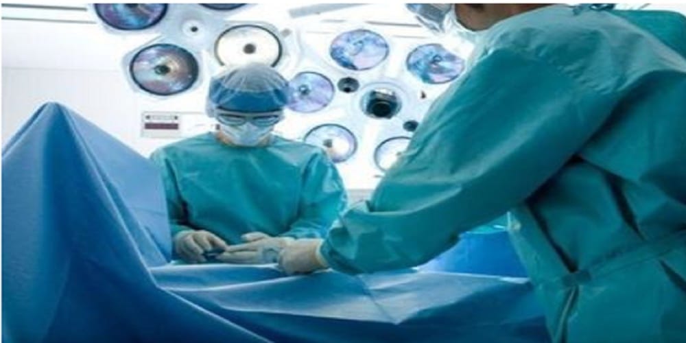 doctors remove brain tumour, Girl plays Candy Crush on cellphone