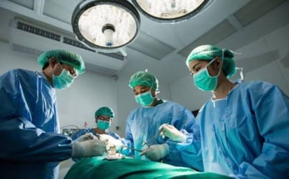 doctors remove brain tumour, Girl plays Candy Crush on cellphone