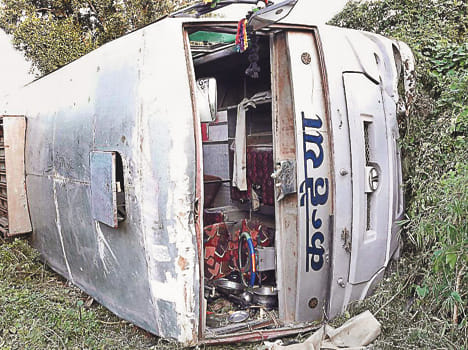 bus collapse in khanti, 27 injured