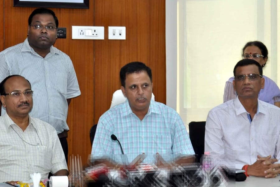 LMRC officers speak on issues related to metro run.