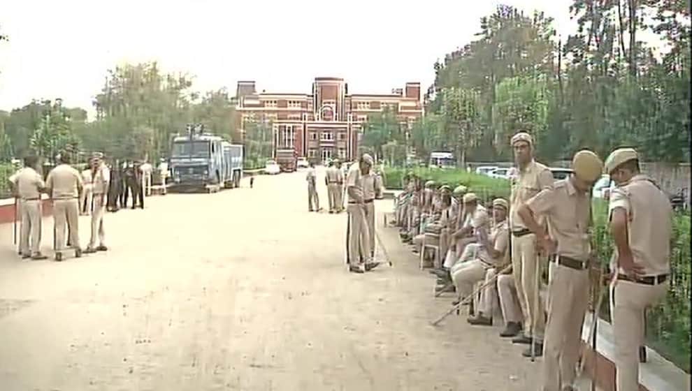 रायन स्कूल के बाहर पुलिस बल 