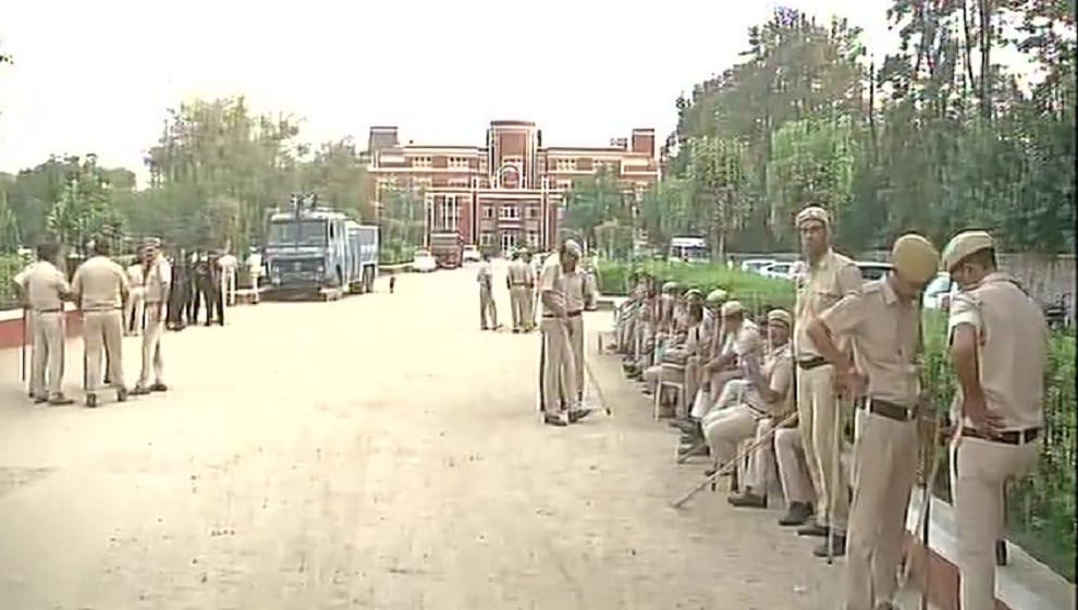 रायन स्कूल के बाहर पुलिस बल 