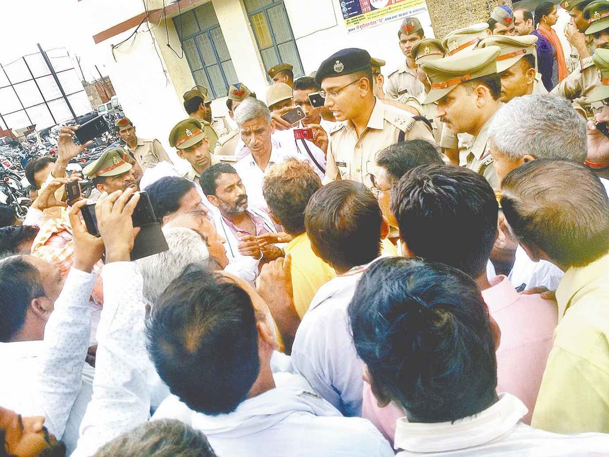 saloon owners in agra denied to cut hair of valmiki persons