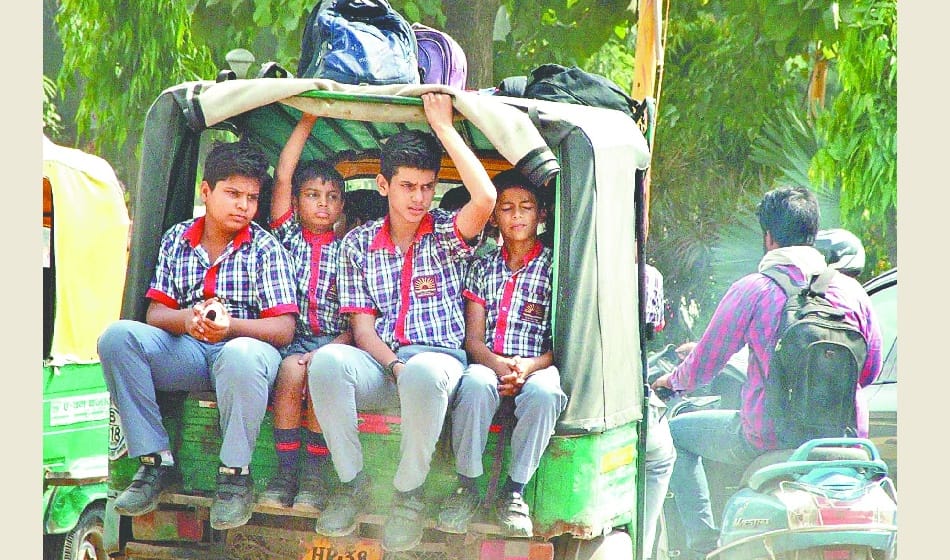 बच्चों के लिए बड़ी कठिन है डगर स्कूल से घर  की