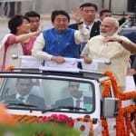  photo: PM shinzo Abe and his wife in color of India