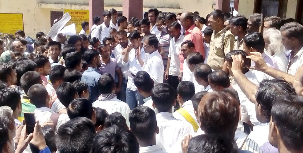 Teachers beaten students, eating poisoned, death in hospital, students in panic
