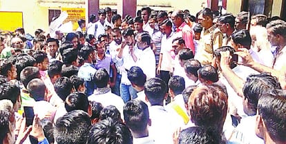 Teachers beaten students, eating poisoned, death in hospital, students in panic