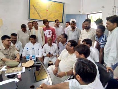 bjp leader beaten in agra by police