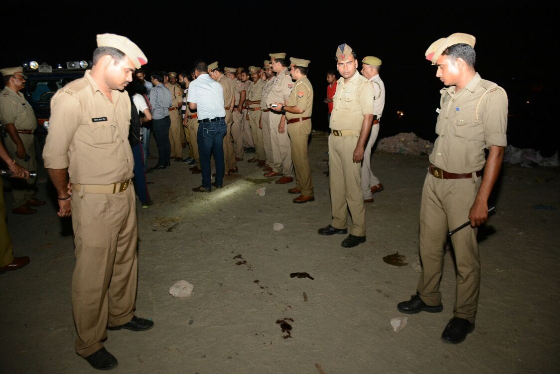 police arrested dacoits in lucknow Exclusive pictiures