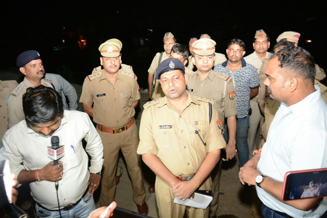 police arrested dacoits in lucknow Exclusive pictiures