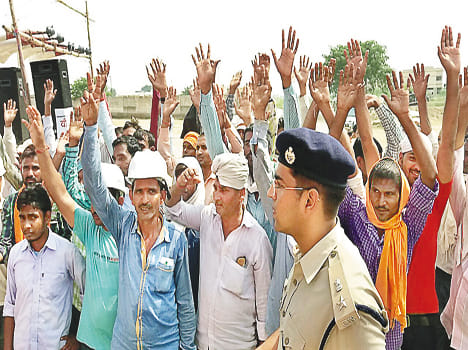 The sloganeering of the workers reaching the headquarters