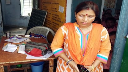 a woman Principal cut the Peak of school girl in aligarh