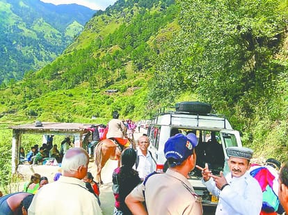 yamunotri dham yatra stopped due to landslide on highway