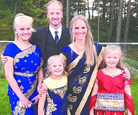 The whole family of Norwegian Sindre Vativik learned Hindi
