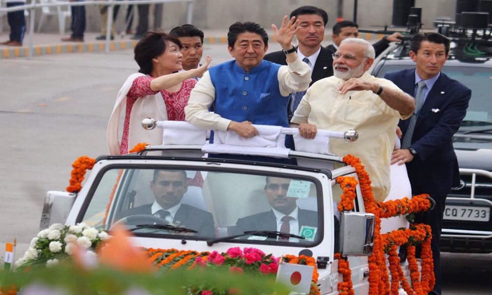  photo: PM shinzo Abe and his wife in color of India