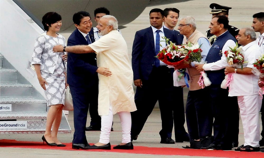  photo: PM shinzo Abe and his wife in color of India