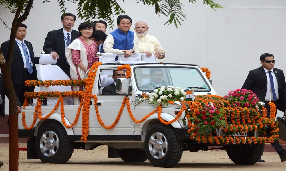  photo: PM shinzo Abe and his wife in color of India