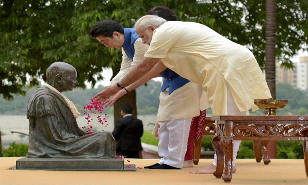  photo: PM shinzo Abe and his wife in color of India