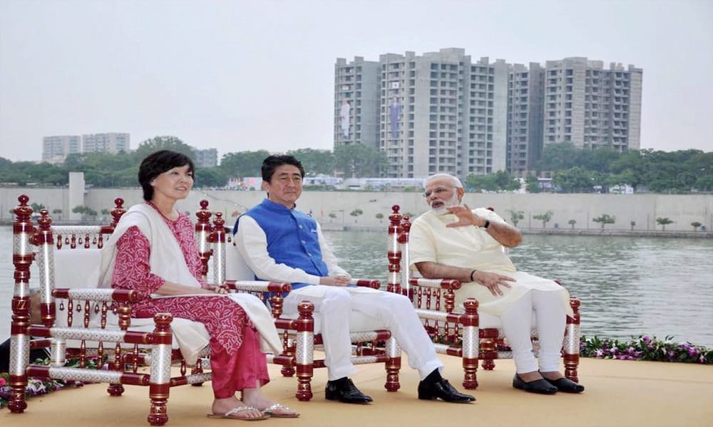  photo: PM shinzo Abe and his wife in color of India