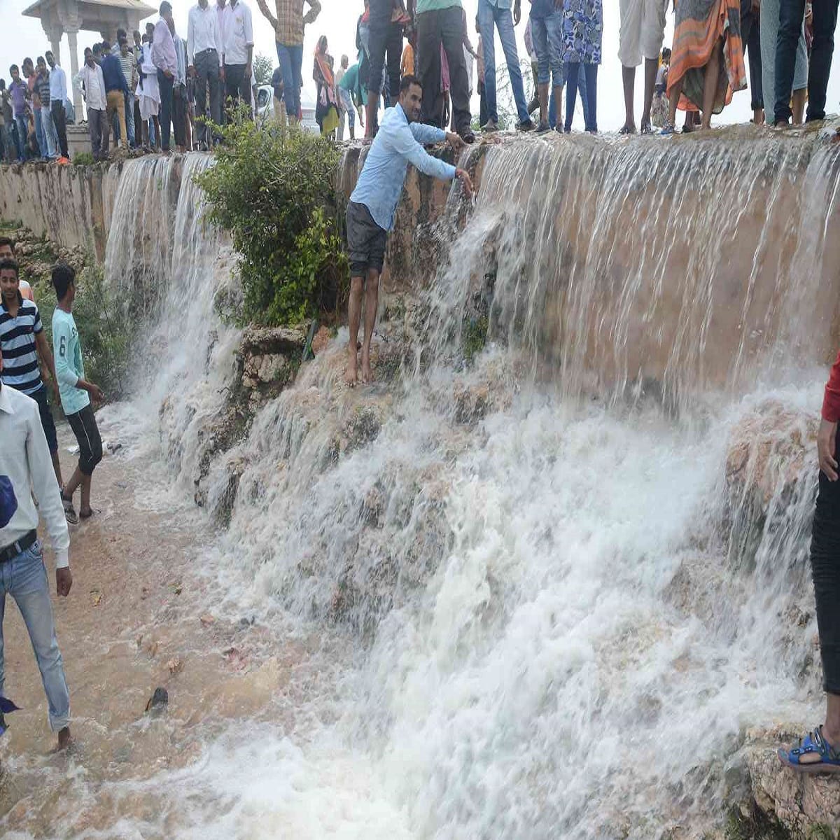 see in pictures two big lakes got overflowed after 44 years 