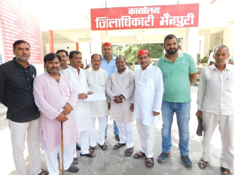पूर्वमंत्री के साथ डीएम से मिले गंगदासपुर के ग्रामीण