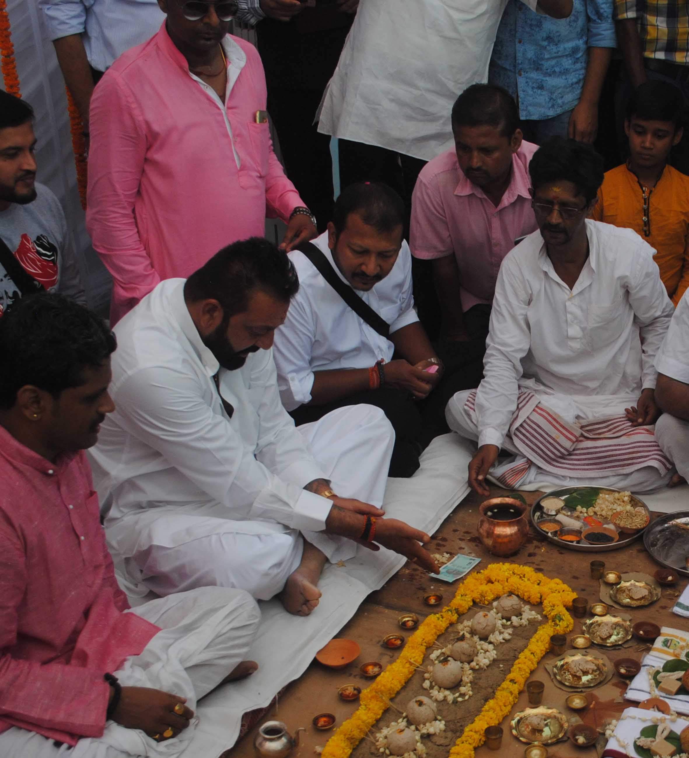 sanjay dautt in varanasi do pind daan