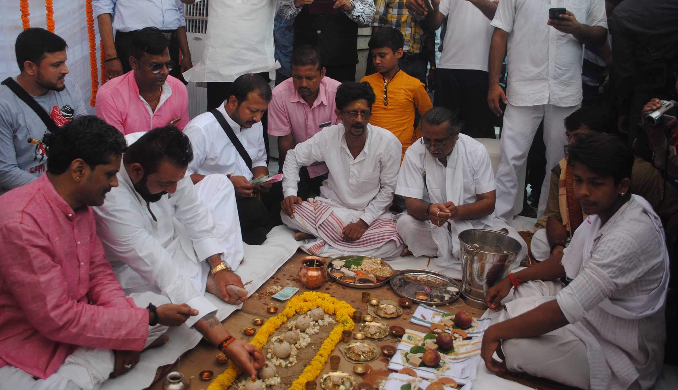 sanjay dautt in varanasi do pind daan