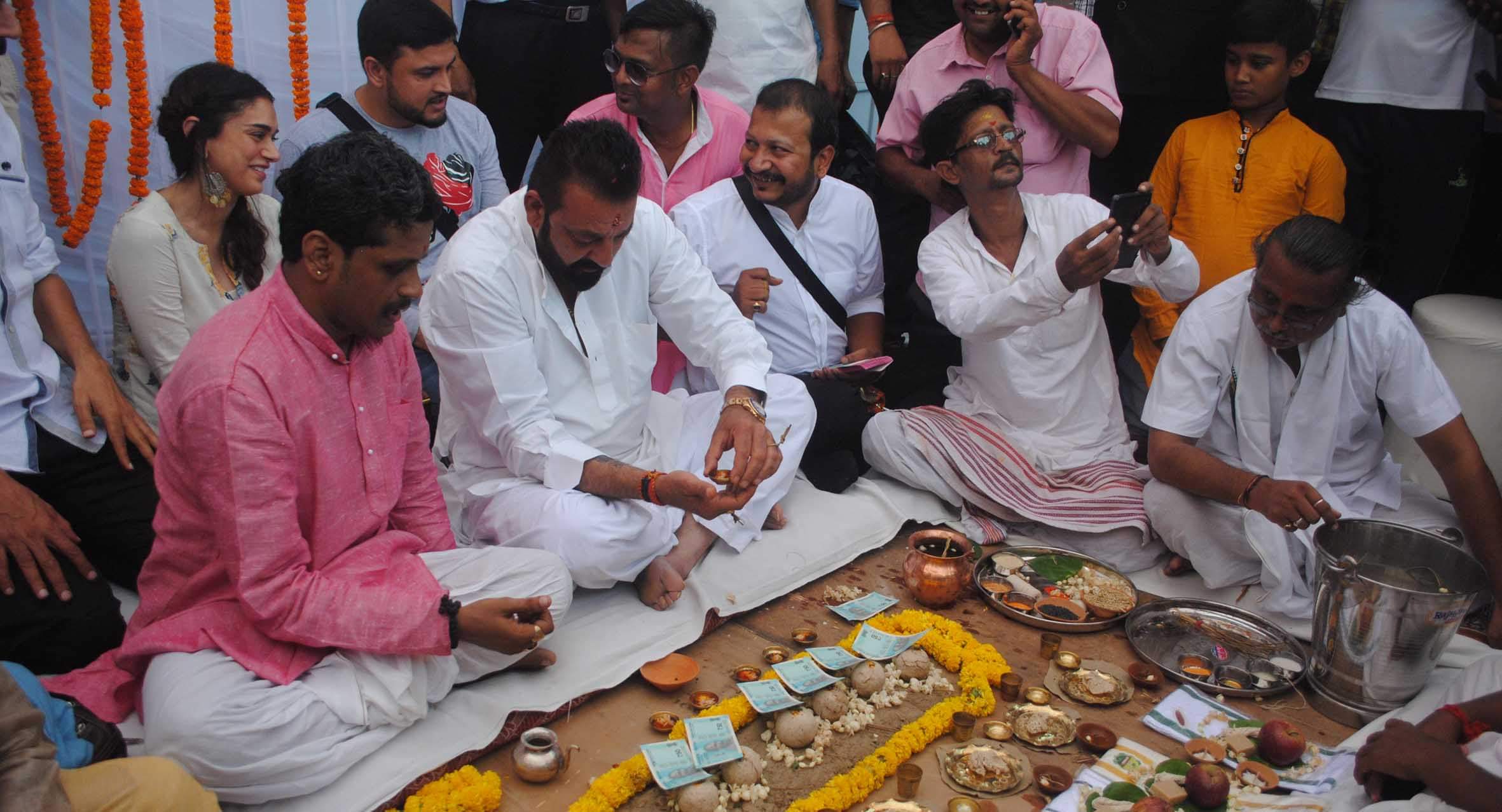 sanjay dautt in varanasi do pind daan