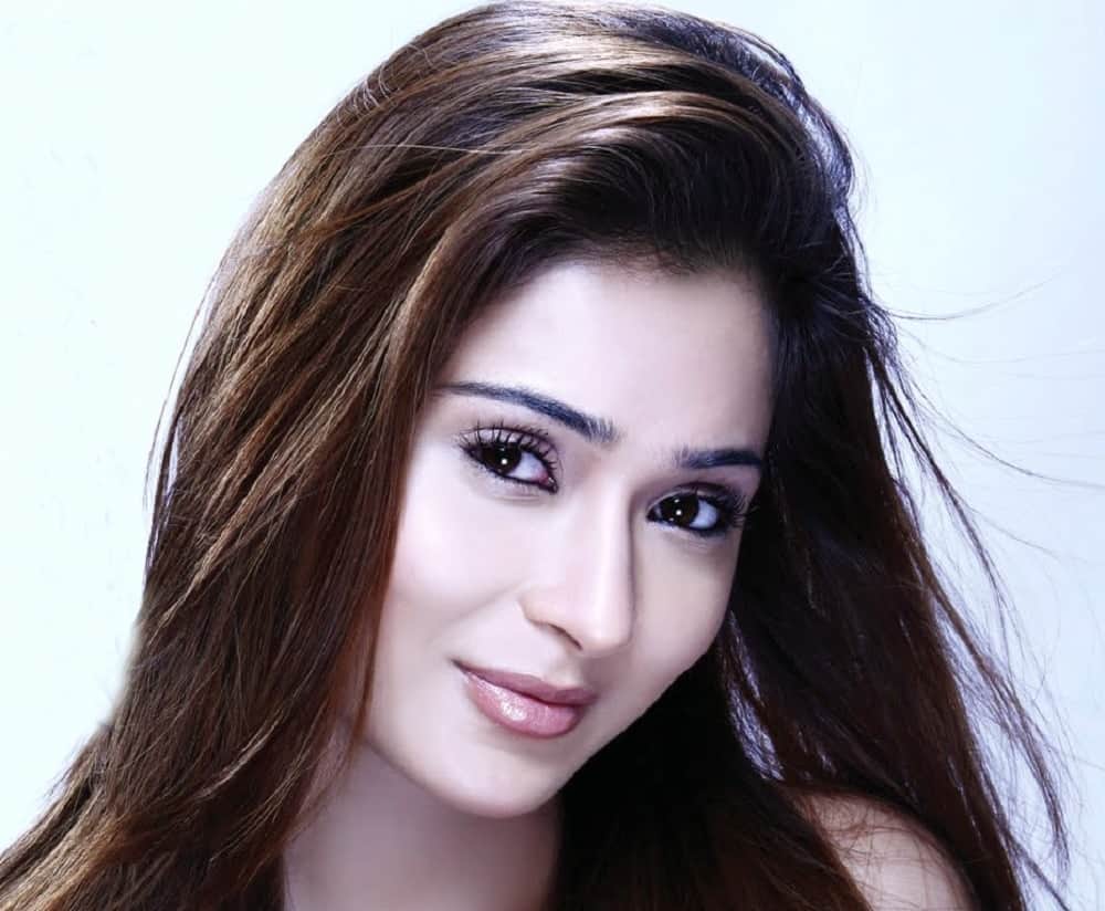 sara khan lip surgery went wrong see photos