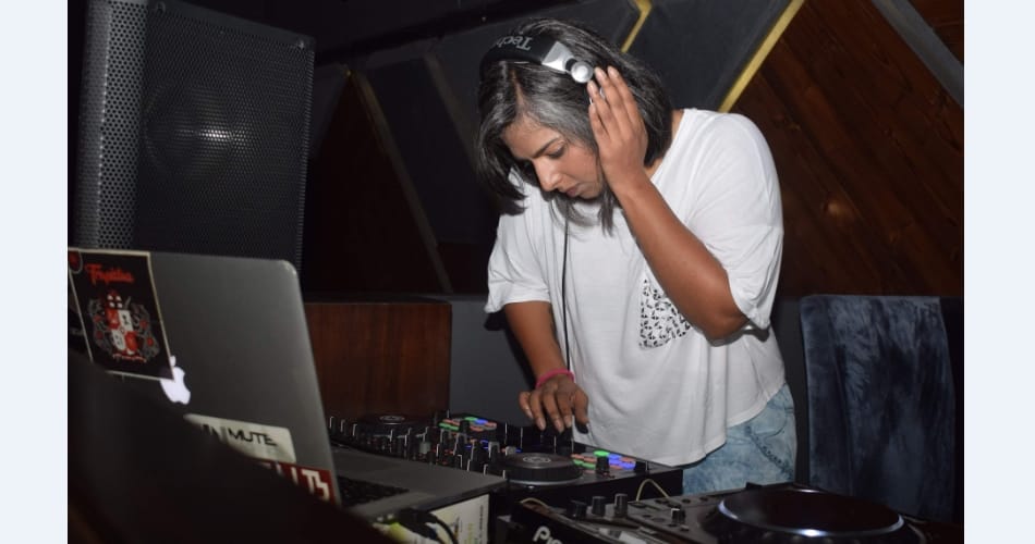 Varnika Kundu Starts playing DJ in Sector 26 Discotheque