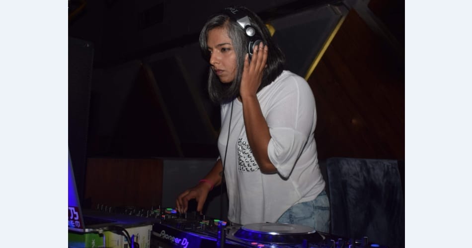 Varnika Kundu Starts playing DJ in Sector 26 Discotheque
