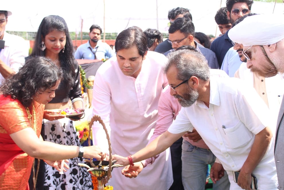 student want selfie with varun gandhi