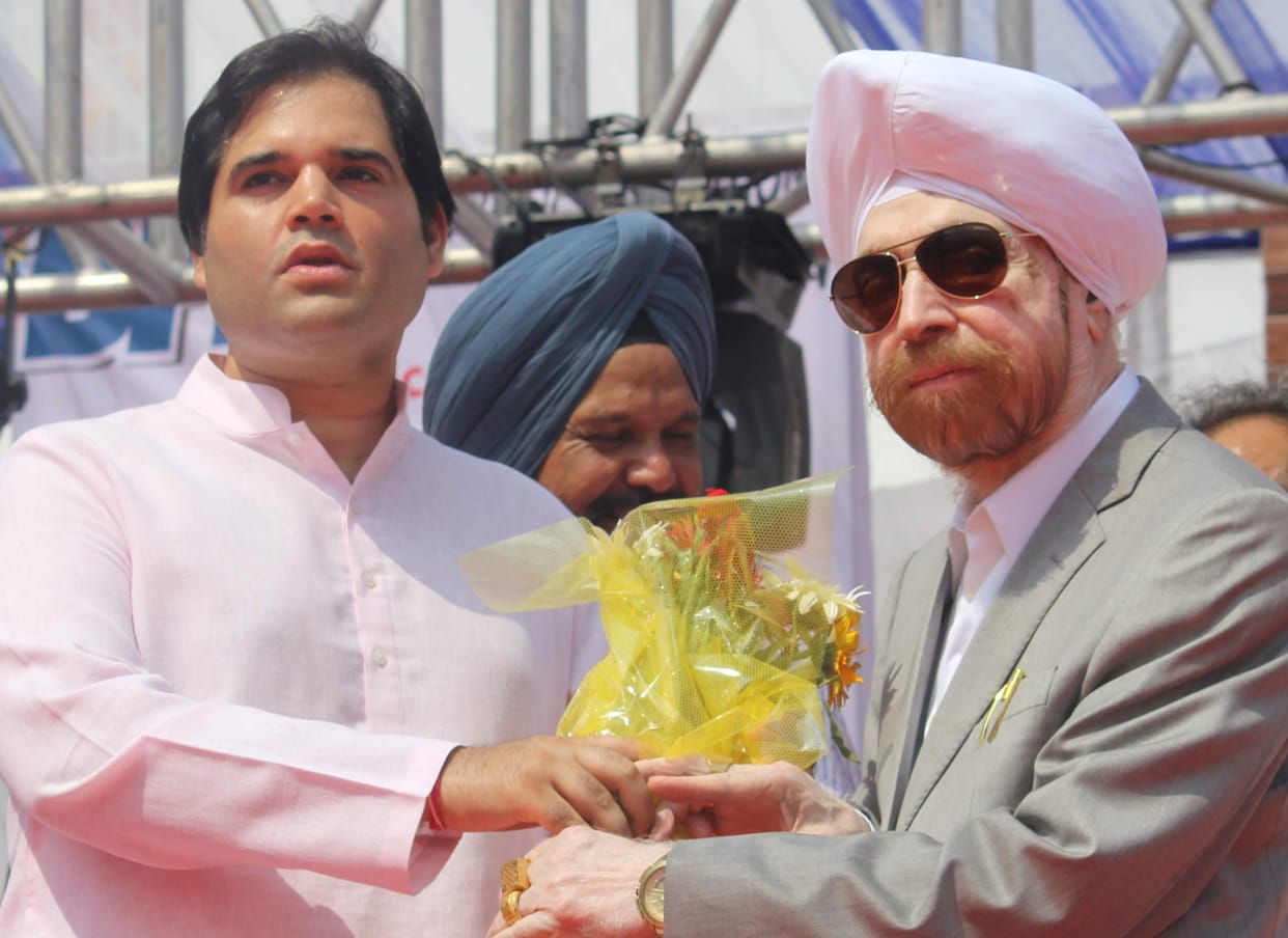 student want selfie with varun gandhi