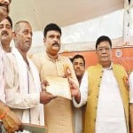 कर्ज माफी प्रमाणपत्र का वितरण करते विधायक कैलाश राजपूत, सुब्रत पाठक व डीएम जगदीश प्रसाद।
