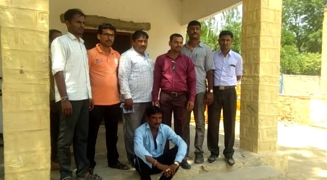 acb caught red handed a government employee taking bribe 