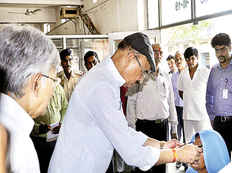Eyeglasses worn by Eye MP Health minister