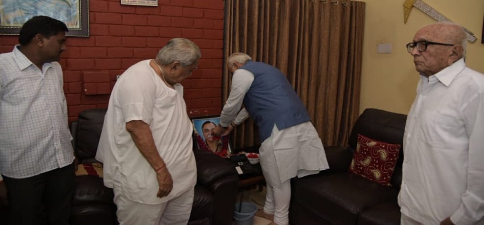 pm modi meets Keshubhai Patel at his residence and offered condolences on his son death