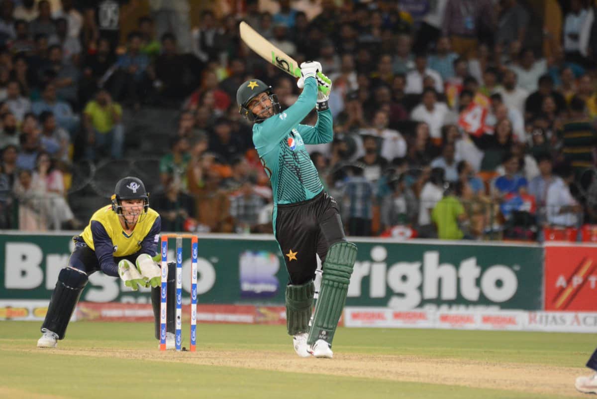 shoaib malik breaks two glasses with his two sixes in global t20 league