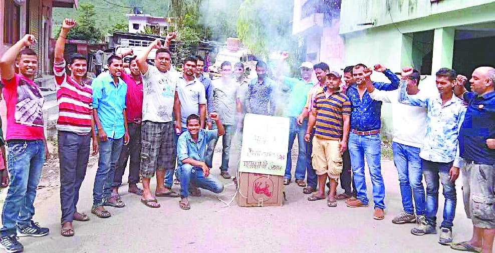 Taxi driver leaves for protest against Pancheshwar dam
