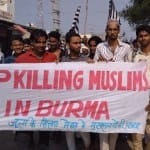 नारे लगाते प्रदर्शनकर्ता