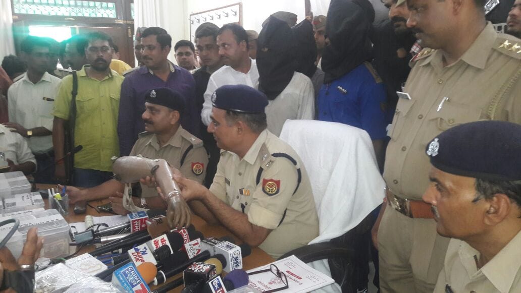 agra police has opened the loot case