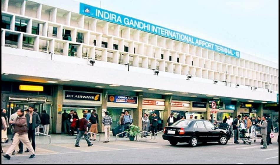 man was traveling with a knife in plane questions raised on security of airport