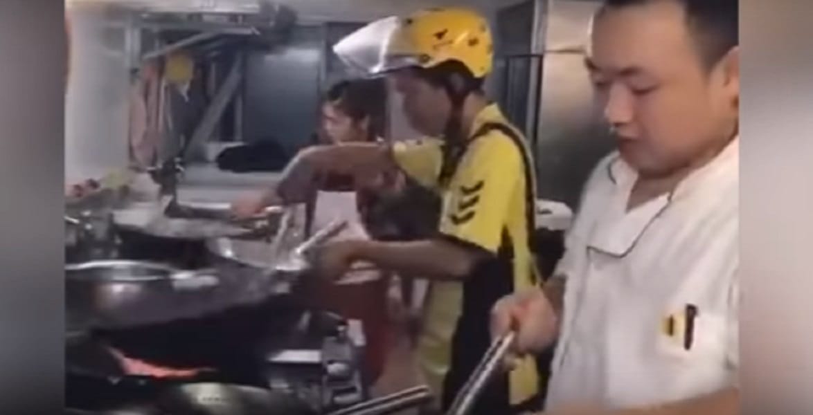 Watch how delivery Man Turns Chef to cook meal on time in China