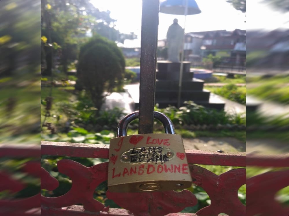 couple puts love lock in Lansdowne park
