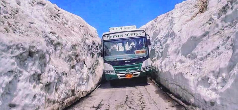 manali leh hrtc bus service closed