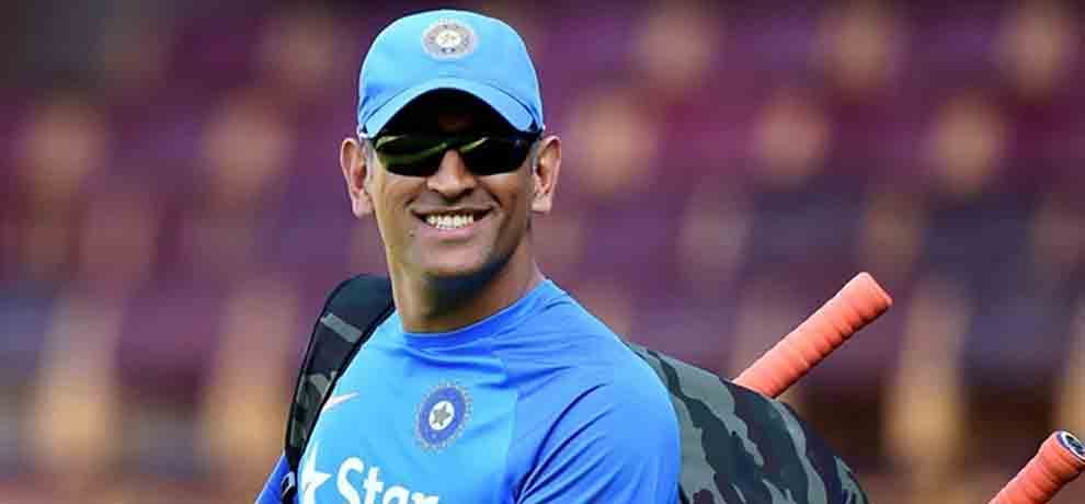 shoaib malik reply on question about ms Dhoni winning hearts on twitter