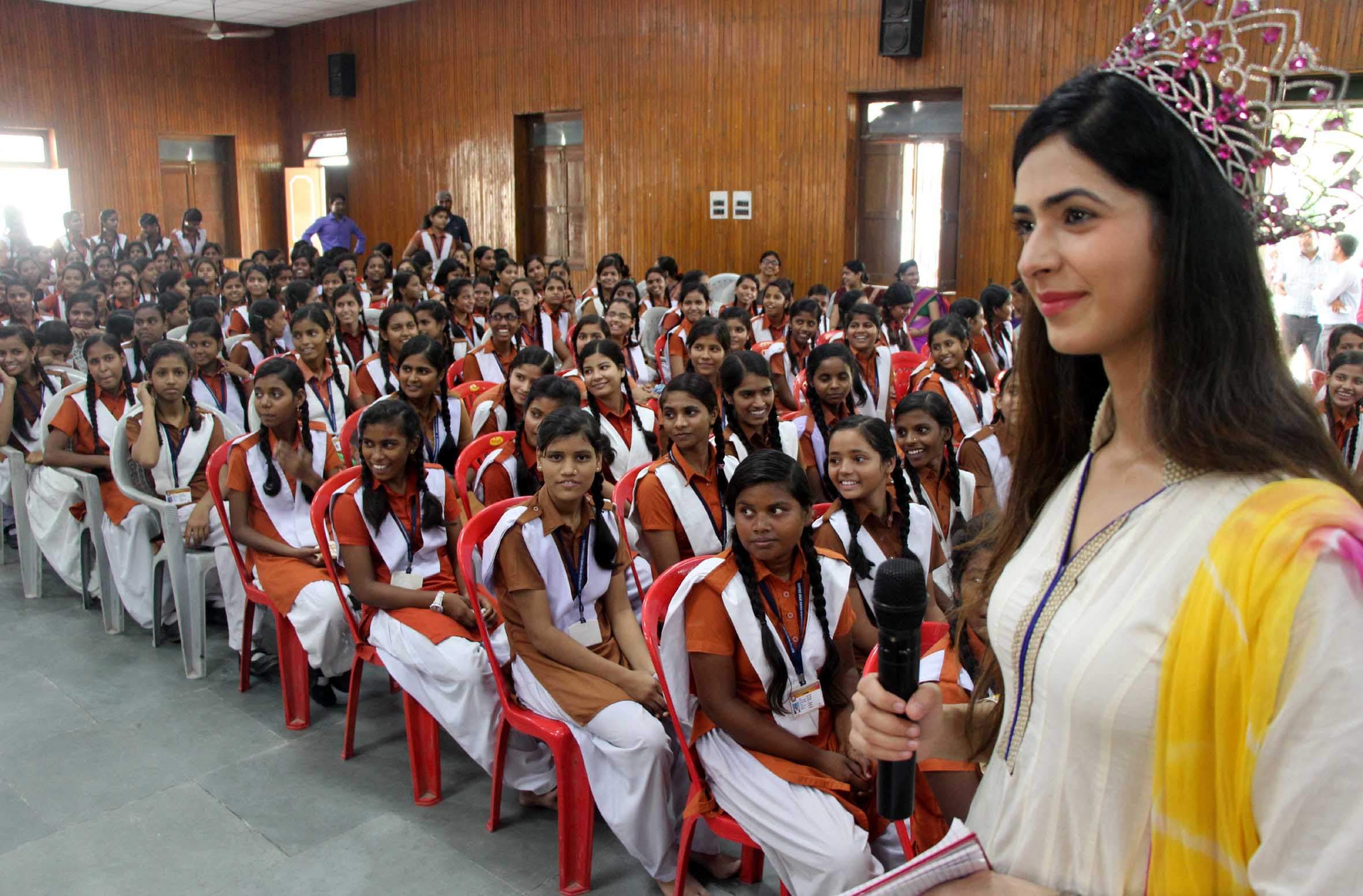 miss india runner up pankhuri gidwani gives tips of success to girls in varanasi